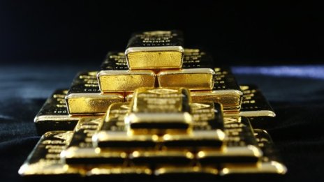Златото поевтиня под 1 300 долара за тройунция
