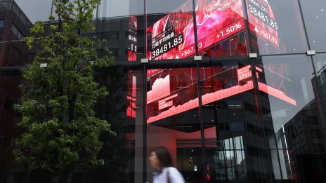 Азиатските пазари не намериха единна посока на фона на глобалния политически хаос