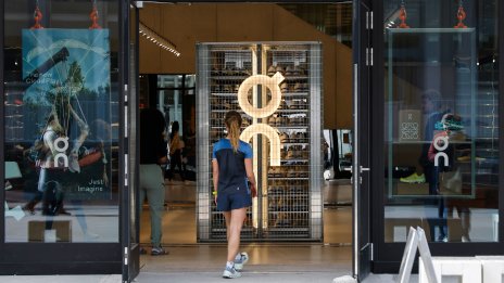 Производителят на маратонки On Holding повиши годишната си прогноза за приходите 