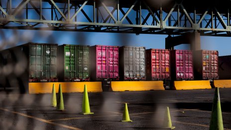 Тръмп обеща нови мита за Канада, Мексико и Китай, които застрашават световната търговия