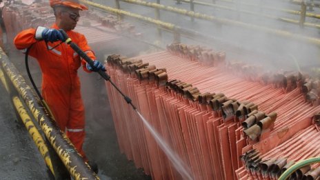 Медта се насочва към най-големия си седмичен спад от три години