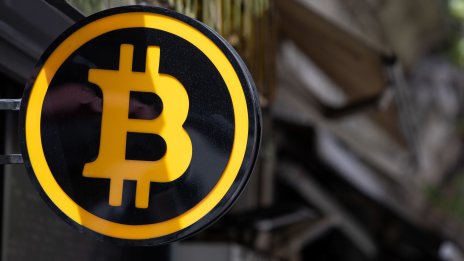 Цената на биткойна се върна над 38 хил. долара с очакването на понижения от Фед