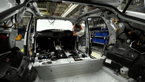 EY: Автопроизводителите работят на най-ниска печалба от десетилетие