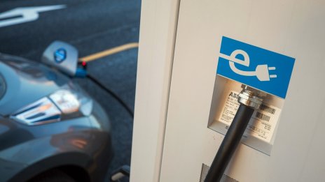 Никой не отрича успехите на електромобилите за ограничаването на петрола