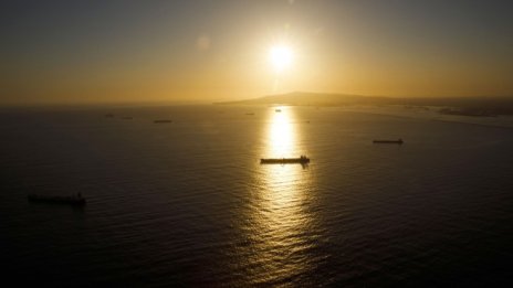 Страна без рафинерия увеличава доставките на горива за най-големия петролен износител