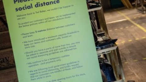 Магазините в Англия отварят врати, докато икономиката се срива