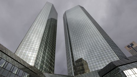 Крехките банки няма да направят САЩ или Европа по-силни