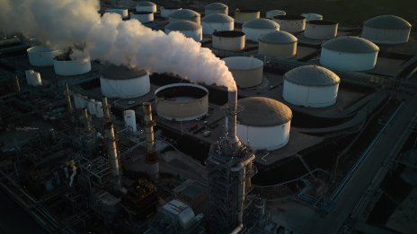 Цената на петрола остава стабилна на фона на прогнозиран излишък и слабо търсене*