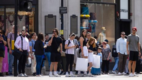 По-хубавото време помага на продажбите на дребно във Великобритания