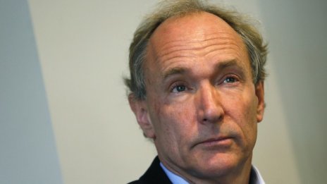 Създателят на WWW: Технологичните гиганти може би трябва да се разделят на по-малки компании