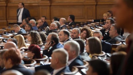 Скандал за плоския данък опорочи дебатите по данъчните закони