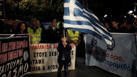 Гръцката криза обърна кредитори срещу кредитори