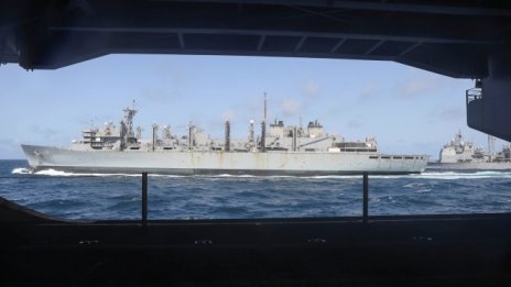 Горящите танкери в Оманския залив разгарят и напрежението между САЩ и Иран