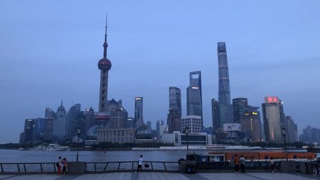 Китай също затваря заводи и гаси уличното осветление