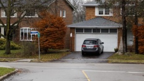 Продажбите на жилища в Торонто намаляват с 41%, цените спадат за четвърти месец