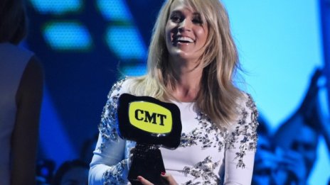 Кари Ъндърууд постави рекорд по дигитални продажби на сингли на кънтри