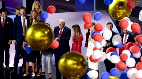 Как фамилията Тръмп осребрява изборната победа на патриарха си