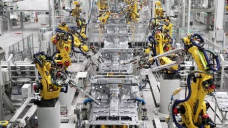 Пазарът на автомобили в Китай се срива със 79% до рекордно дъно през февруари