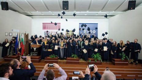 Близо 200 студенти от ВУЗФ получиха своите дипломи и положиха клетва като икономисти