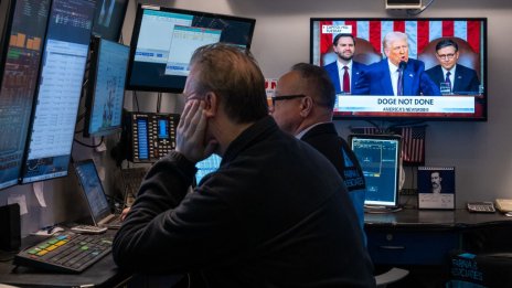 Wall Street се завръща към търговия, обхваната от страхове за рецесия