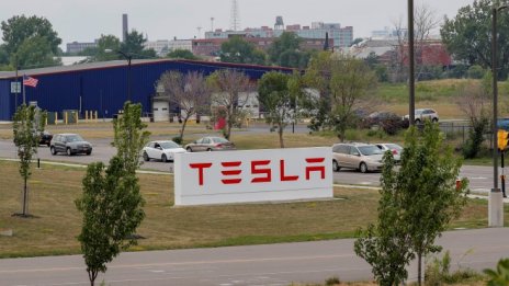 Tesla сваля над 38% от цената на своите соларни панели
