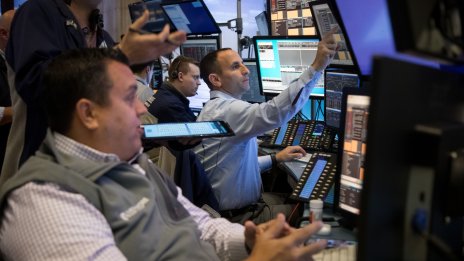 Поевтиняването на Salesforce натежава на Dow въпреки оптимистичните данни за инфлацията*