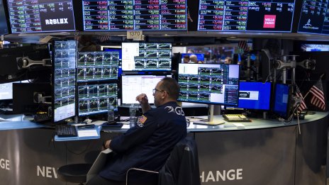 Спад при големите технологични компании тласна Dow Jones надолу с над 400 пункта