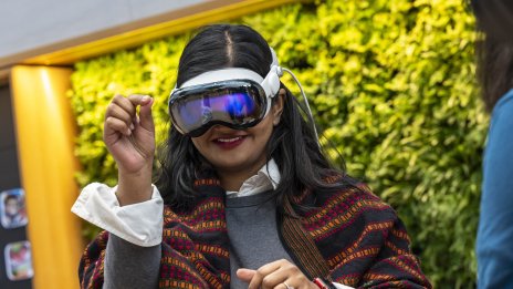 Apple планира да добави Apple Intelligence в очилата Vision Pro