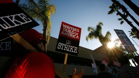 Холивудските сценаристи излизат на стачка заради ниско заплащане