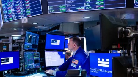 Dow расте с 400 пункта въпреки пазарната волатилност*