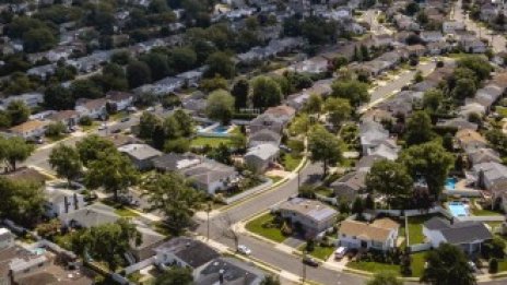 Продажбите на имоти около Ню Йорк спадат, защото няма нищо за купуване