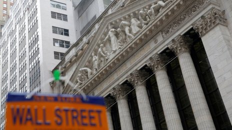 Dow Jones спадна с над 300 пункта след силните данни за пазара на труда в САЩ