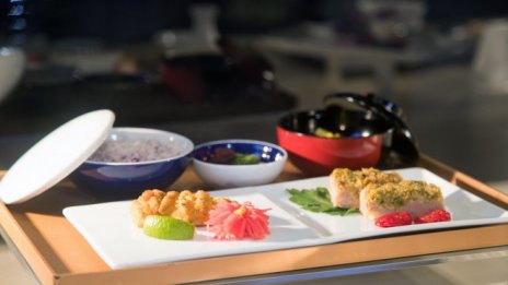 Singapore Airlines сервира самолетна храна на самолети на земята