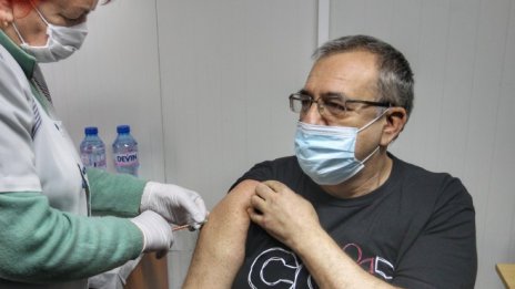 Над 5000 учители са се записали за ваксинация срещу COVID-19