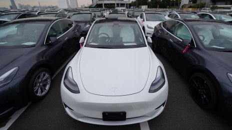 Анализатори: Разпродажбата на акции на Tesla отиде твърде далеч