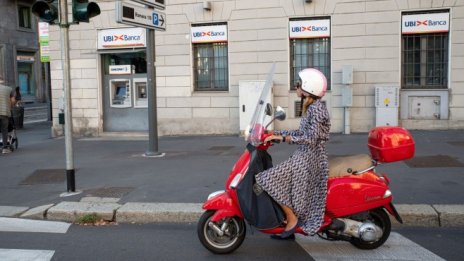 Компания за електрически скутери ще произвежда сменяеми батерии