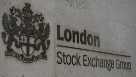 Повечето индекси в Европа отчетоха спадове въпреки оптимизма около пандемията