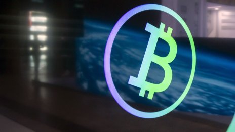 Цената на биткойна задържа комфортно прага от 25 хил. долара въпреки заплахите на SEC