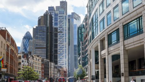 Компаниите в Лондон наемат по-големи офиси и компенсират Covid съкращенията