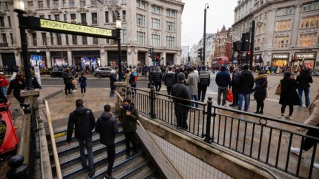 Рекордната инфлация помрачава нагласите сред потребителите във Великобритания