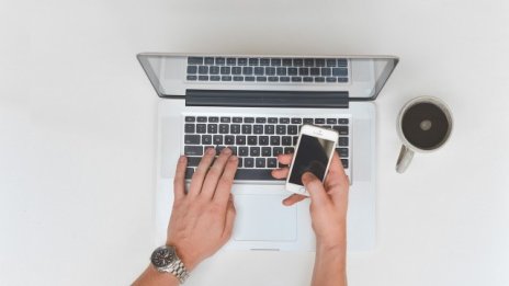 Българите пазаруват най-вече технологични продукти и облекло онлайн