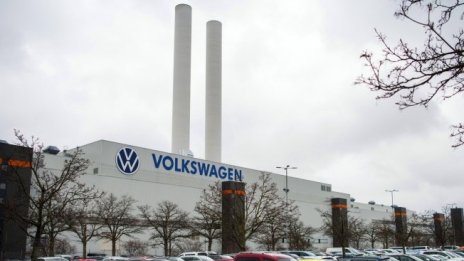 Volkswagen: Губим шестцифрен брой автомобили от производството заради чиповете