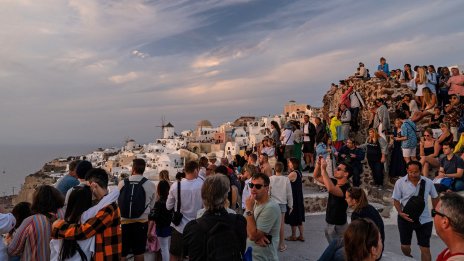 Санторини е препълнен с туристи, местните жители искат таван за броя на посетителите