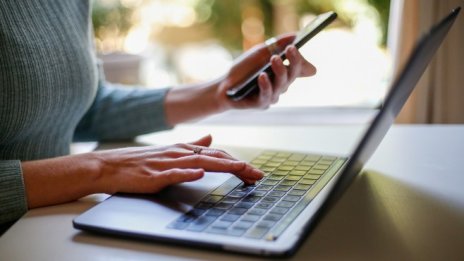 Едва 16% от българите проверяват фактите, които четат