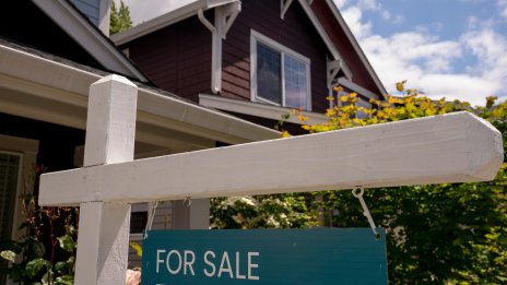 Продажбите на стари жилища в САЩ спадат за трети месец, цените достигнаха рекорд