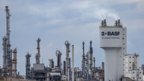 BASF съкращава още разходи заради продължаващия спад на химическия сектор