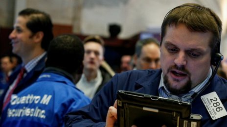 Dow прибави 200 пункта след успокоение на политическия фронт и силни отчети