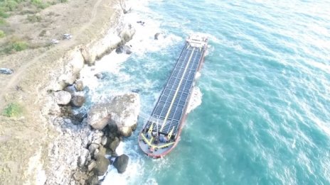 Морската вода се пречиства след изтеглянето на кораба Vera  Su