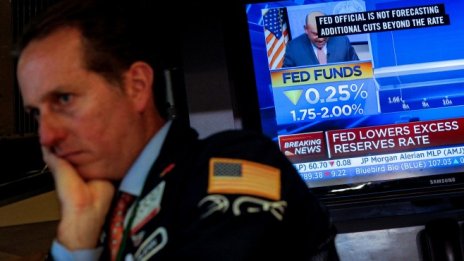 Слабият оптимизъм за търговска сделка тежи над Wall Street*