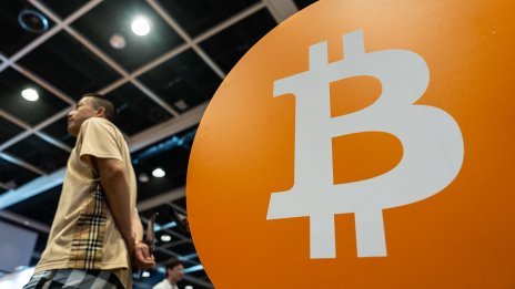 Биткойнът тъпче на място, докато златото и акциите поскъпват